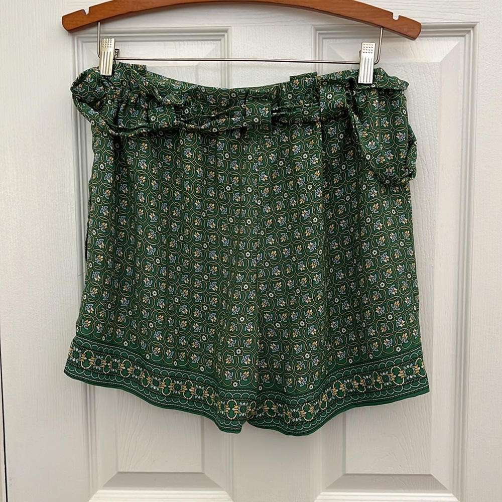 Max Studio Green Patterned Elastic waist Shorts Size L - Picture 3 of 6